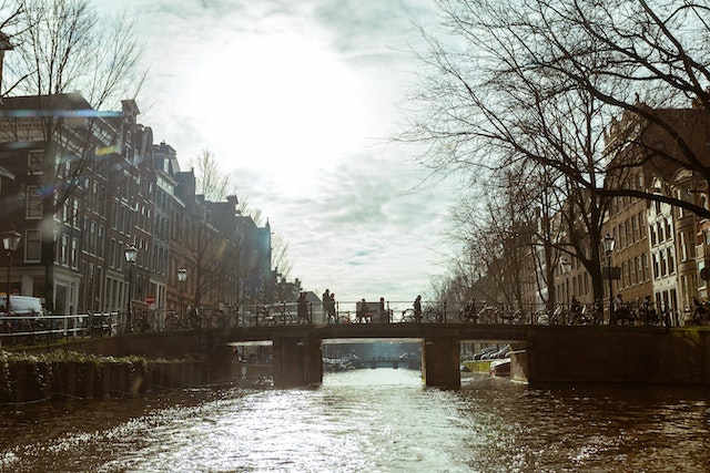 Een canal tour in Amsterdam is de meest populaire activiteiten in onze hoofdstad